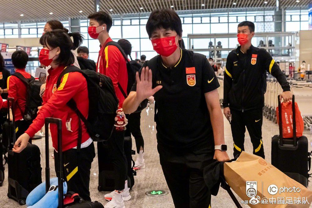 说着，刘曼琼低下头，低声道：而且实事求是的说，关于钟叔的事情，还有你父亲的事情，确实是我爸爸有错在先……而且，无论他与钟叔，以及我继母的过往究竟如何，他都不该为这种事情，对别人动杀心，你替钟叔和你爸爸教训他，我没资格怪你……。
